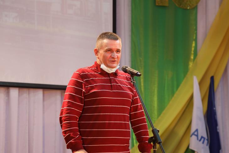 Алтай-Кокс провел праздничный концерт для ветеранов
