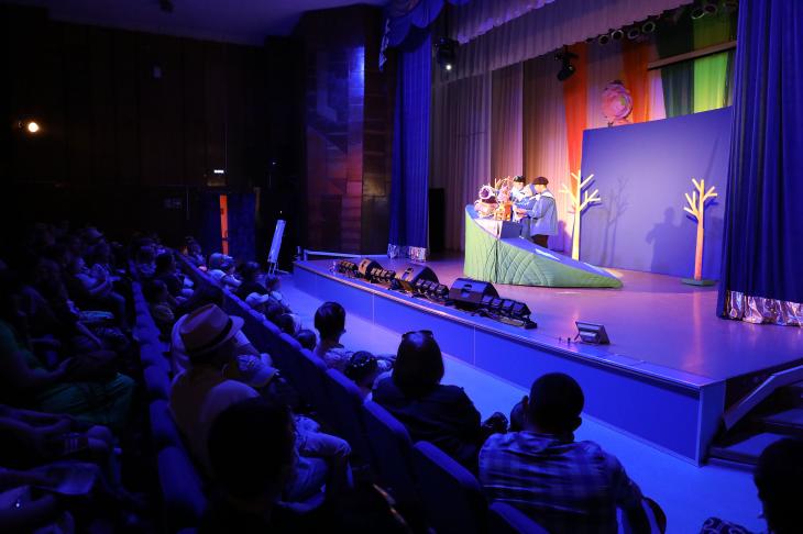 Алтай-Кокс организовал спектакль для детей сотрудников