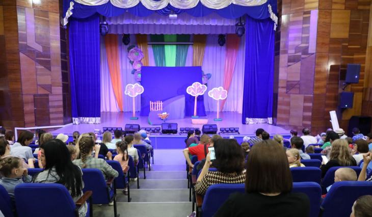 Алтай-Кокс организовал спектакль для детей сотрудников